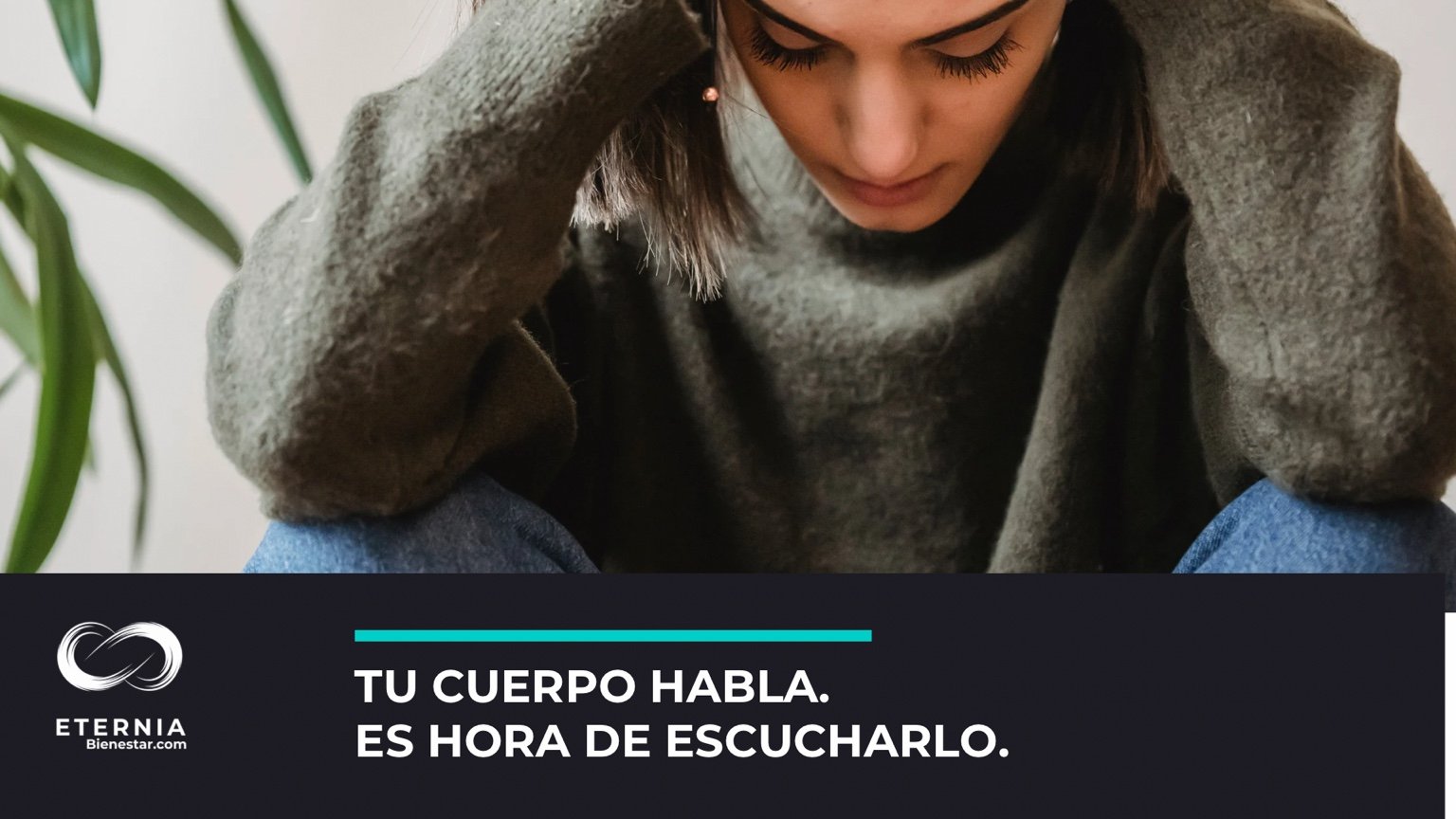 Mujer sentada con las manos en la cabeza; portada de Eternia: Tu cuerpo habla. Es hora de escucharlo.